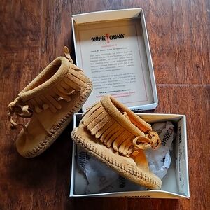 Hand Made Minnetonka Fringe Moccasins Beige Infant Size: 5 US, 4 UK, 22 EU JP 12